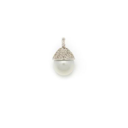 null Pendentif en or gris, la monture pavée de petits diamants retenant une perle...