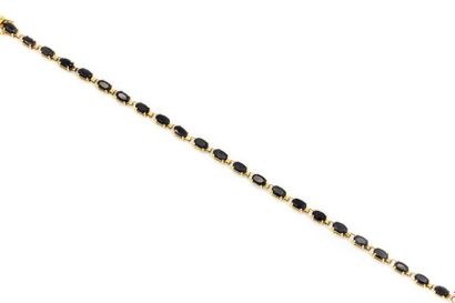 null Bracelet ligne articulé en or jaune orné de 24 saphirs 
Poids brut : 5,8 g.