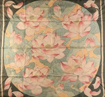 null HERMES - PARIS 
Carré "Fleurs de Lotus" à motifs rose et vert
Foulard en soie....