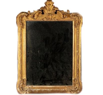 null Paire de petits miroirs en bois et stuc doré mouluré et ciselé de feuilles à...