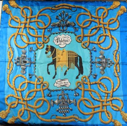 null HERMES - PARIS 
Carré " Palefroi " à motifs or sur fond bleu
Foulard en soie....