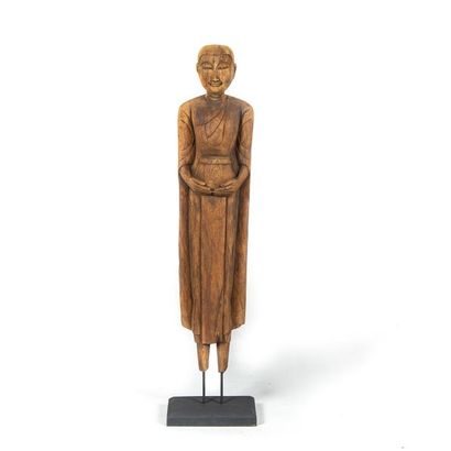 null THAILANDE
Sculpture en bois de Moine bouddhique tenant un bol 
H. : 118 cm ;...