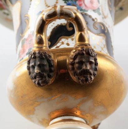 null Paire de vases de forme Médicis à anses latérales en porcelaine à décor polychrome...