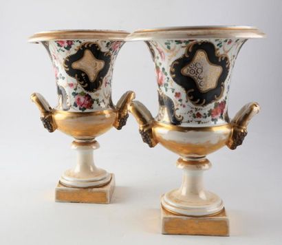null Paire de vases de forme Médicis à anses latérales en porcelaine à décor polychrome...