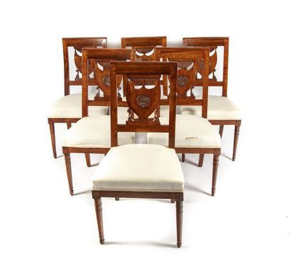 null Suite de six chaises en bois naturel à dossier ajouré d'un écusson ciselé d'un...