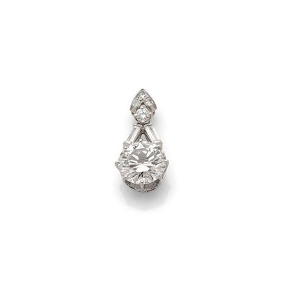 null Pendentif en or gris orné d'un diamant solitaire pesant environ 2,50 cts, la...