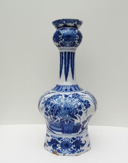 null DELFT
Vase de forme bouteille en faïence à décor chinoisant bleu blanc de fleurs...