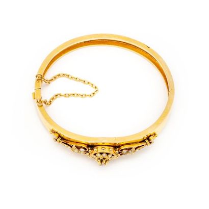null Bracelet rigide en or jaune 18 carats orné d'un motif en trois parties, au centre...