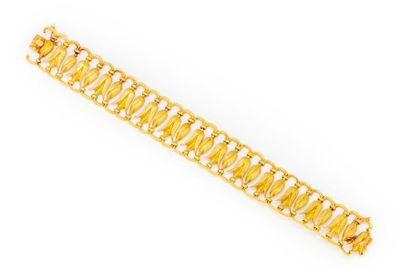null Bracelet en or jaune (18K) ajouré d'un motif alterné de feuilles de lotus ouvertes...