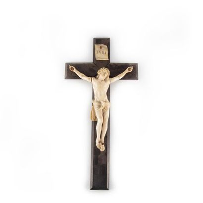 null Grand Christ en ivoire sur sa croix en bois noirci
XIXe
Dimensions de la croix...
