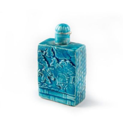 null CHINE
Tabatière de forme bouteille en céramique émaillée bleue à décor ciselé...