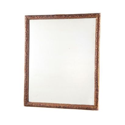 null Miroir en bois doré (usures) de forme rectangulaire, à décor de feuillages stylisés...