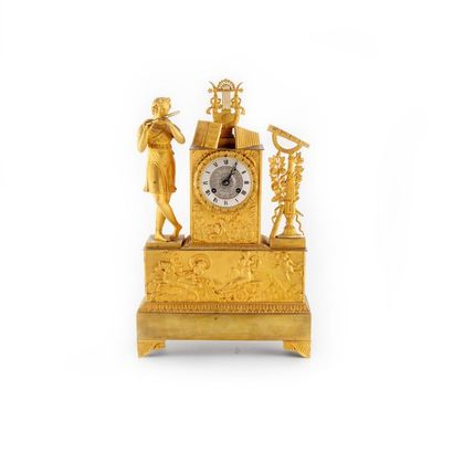 null Pendule en bronze doré représentant un joueur de flûte et un télescope encadrant...