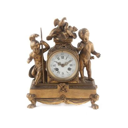 null Petite pendule en bronze doré aux Putti et colombes
Style Louis XVI, fin XIXe
H....