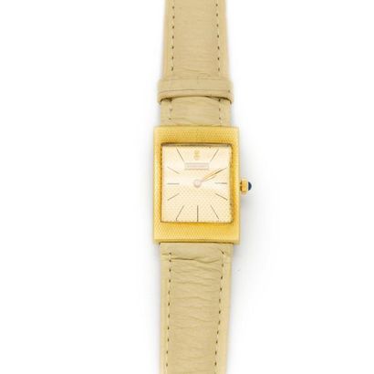 null MAISON CHAUMET PARIS
Montre de dame en or jaune, le cadran rectangulaire
Signé...