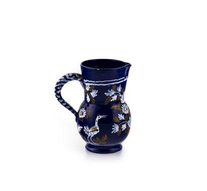 null Nevers
Pot à eau en faïence à décor en blanc fixe et ocre sur fond bleu persan...