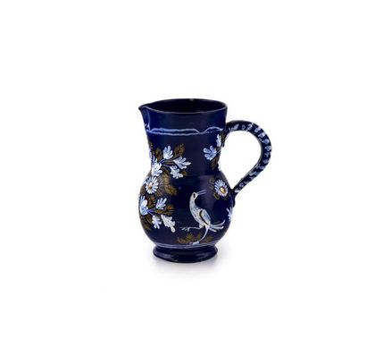  Nevers Pot à eau en faïence à décor en blanc fixe et ocre sur fond bleu persan de...