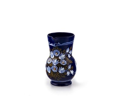 null Nevers
Pot à eau en faïence à décor en blanc fixe et ocre sur fond bleu persan...