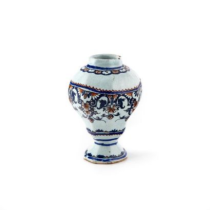 null Rouen
Vase de forme balustre octogonal en faïence à décor en camaïeu bleu et...