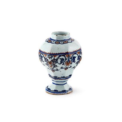 null Rouen
Vase de forme balustre octogonal en faïence à décor en camaïeu bleu et...