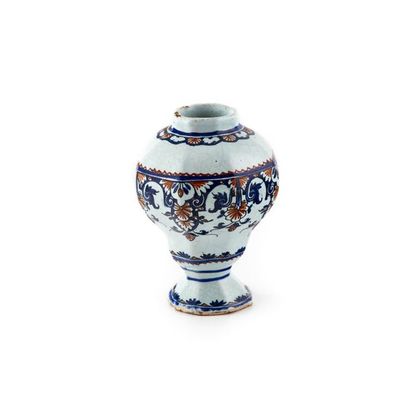 null Rouen
Vase de forme balustre octogonal en faïence à décor en camaïeu bleu et...