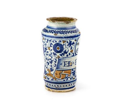  Italie Albarello cylindrique légèrement cintré en faïence à décor en camaïeu bleu,...