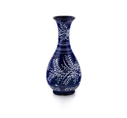  Nevers Vase piriforme à col évasé en faïence à décor en blanc fixe sur fond bleu...