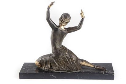 null H.MOLINS
Danse de ballet vers 1920
Régule polychromie dorée.
30 x 23 cm