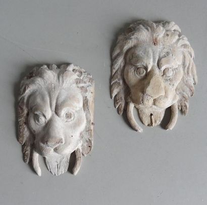null Paire d'éléments d'applique en bois sculpté (décapé) en forme de mufle de lion.
H....