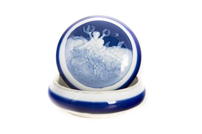 null Bonbonniere en porcelaine bleu et blanc
Diam. : 14 cm