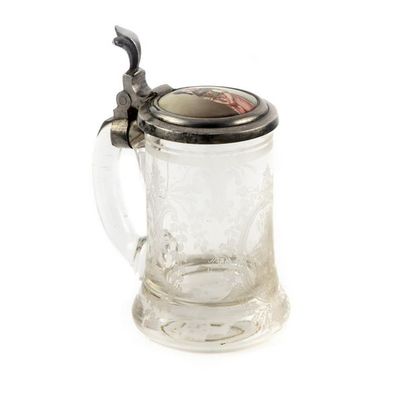 null Chope à bière en cristal gravé ornée d'une miniature.
Epoque XIXe
H. : 12 cm...