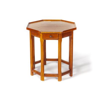 null Une petite table octogonale en bois naturel de style
D. : 44 cm ; H. : 49 cm
...