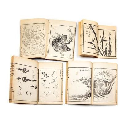 null JAPON, XIXe et XXe siècle 
Lot de quatre livres illustrés d'estampes en noir...