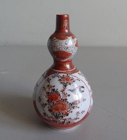 null JAPON - SATSUMA
Petit vase à col bulbé en porcelaine à décor de fleurs en reserves...
