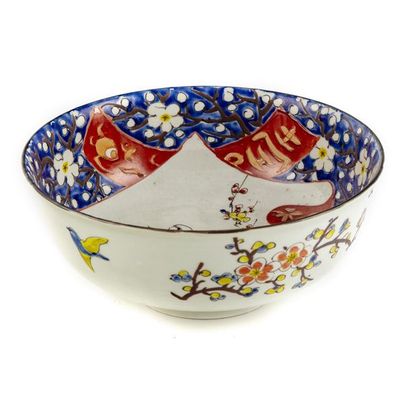 null Saladier en porcelaine émaillé, à décor de chinois.
D. : 25 cm 
