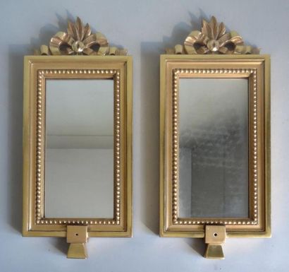 null Paire de miroirs de forme rectangulaire en bois doré à feuillure ciselée d'une...