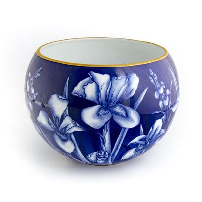 null Joseph GOCIMSKI - Limoges
Cache pot en porcelaine à décor d'iris sur fond bleu
Signé...