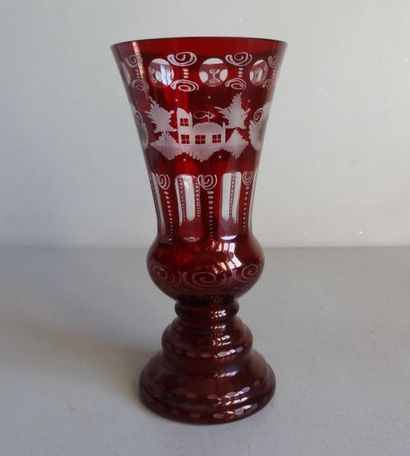 null BOHÊME
Vase sur pied de forme cornet en cristal à décor doublé sur fond rouge...