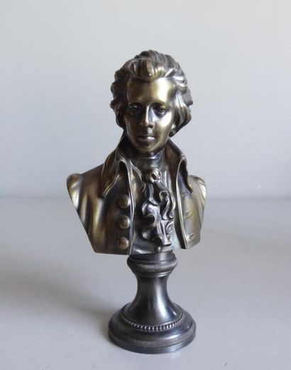 null Buste en bronze patiné sur piédouche représentant Mozart.
H. 14,5 cm