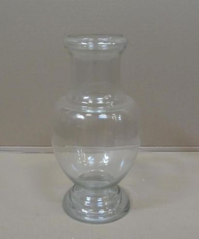 null Important vase de forme balustre en verre transparent.