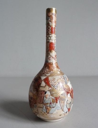 null JAPON - SATSUMA
Vase à long col en faïence à décor polychrome et doré d'un patchwork...