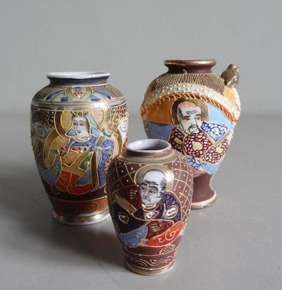 null JAPON - SATSUMA
Ensemble de trois petits vases en porcelaine à décor polychrome...