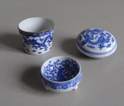 null CHINE
Ensemble de deux coupes et une boite couverte en porcelaine à décor bleu...