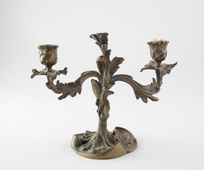 null Flambeau en bronze ciselé de deux branches feuillagées dans le style Rocaille
Fin...