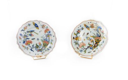 ROUEN ROUEN
Deux assiettes en faïence émaillée à décor polychrome
Epoque XVIIIe siècle
D....