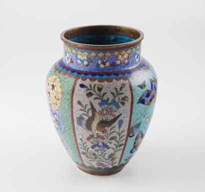 null CHINE
Vase en métal à décor cloisonné de fleurs et insectes
H.19 cm 