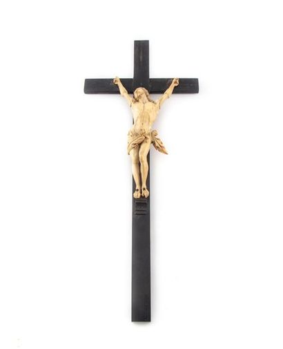 null Christ en ivoire sur sa croix en bois noirci
Fin du XIXe
H. : 28,5 (Christ)...