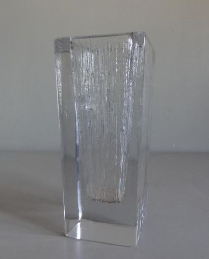 DAUM - France DAUM - France
Vase de section carrée en verre transparent lisse à l'extérieur...