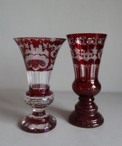 BOHEME BOHÊME
Deux vases sur pied de forme cornet en cristal à décor doublé sur fond...