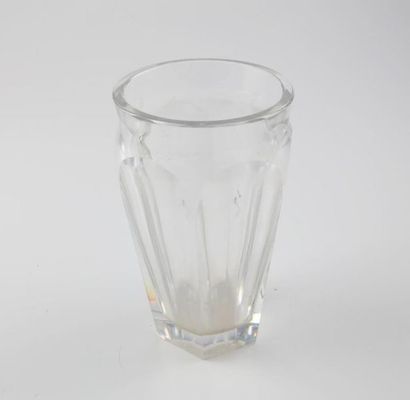 BACCARAT BACCARAT
Vase en cristal taillé à facettes.
Signé du cachet 
H. 16,5 cm
Petite...